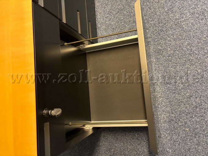 Detailansicht geöffnete Schublade unten links