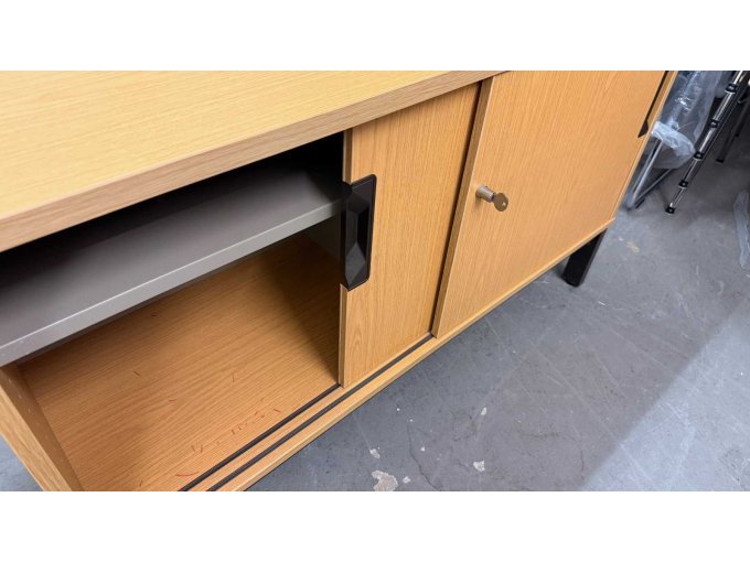 Ansicht von vorne, linke Tür offen