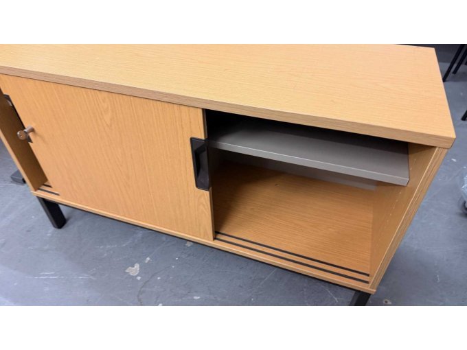 Ansicht von vorne, rechte Tür offen