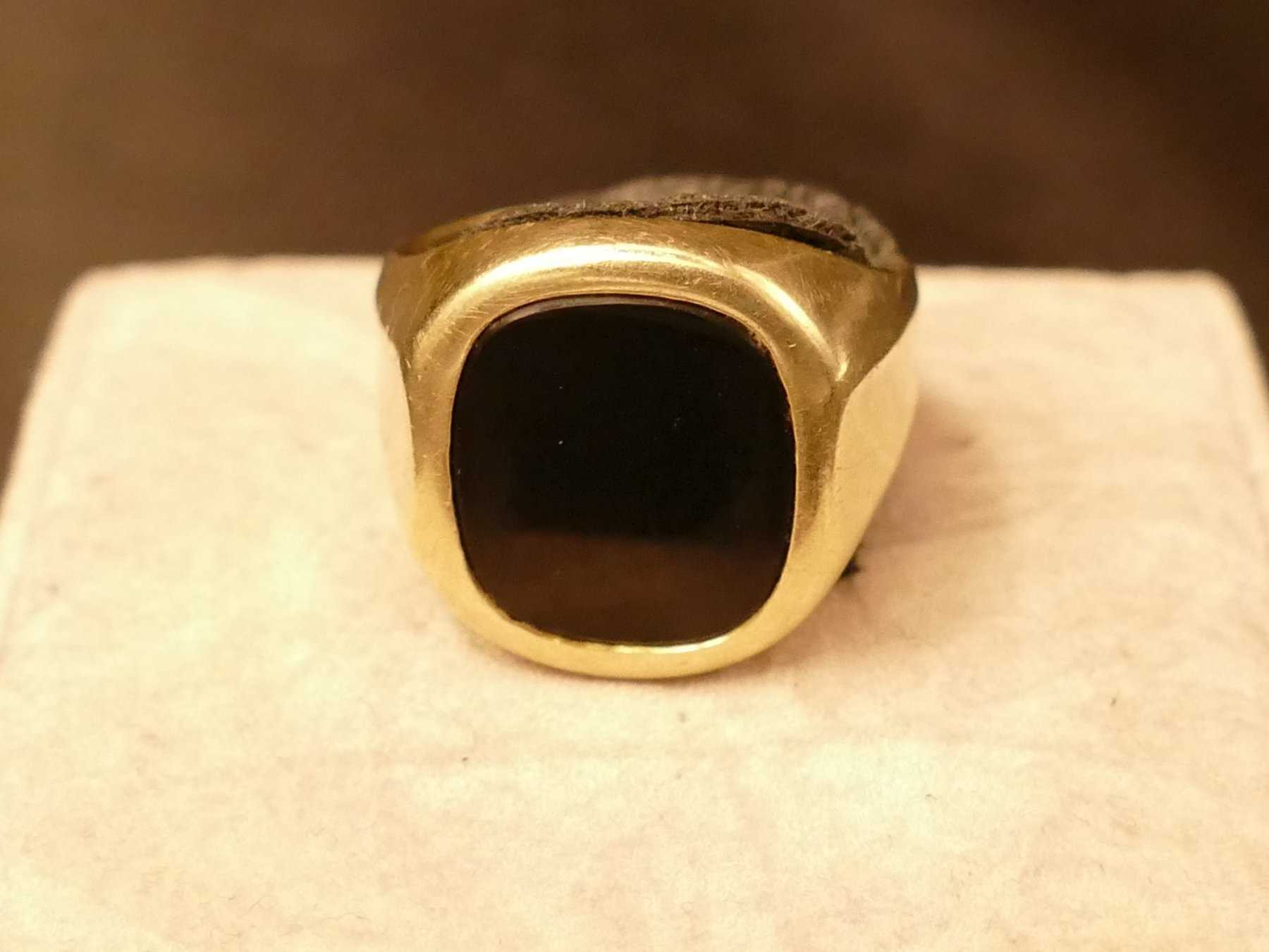 Siegelring_ Vorderansicht auf Onyx-Stein