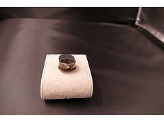 Silberring, 925er Silber, Frontalansicht auf den Ring auf dem Ringkissen mit Sicht auf den Stein