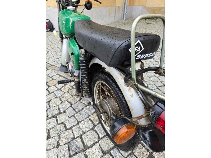 hinten seitlich
