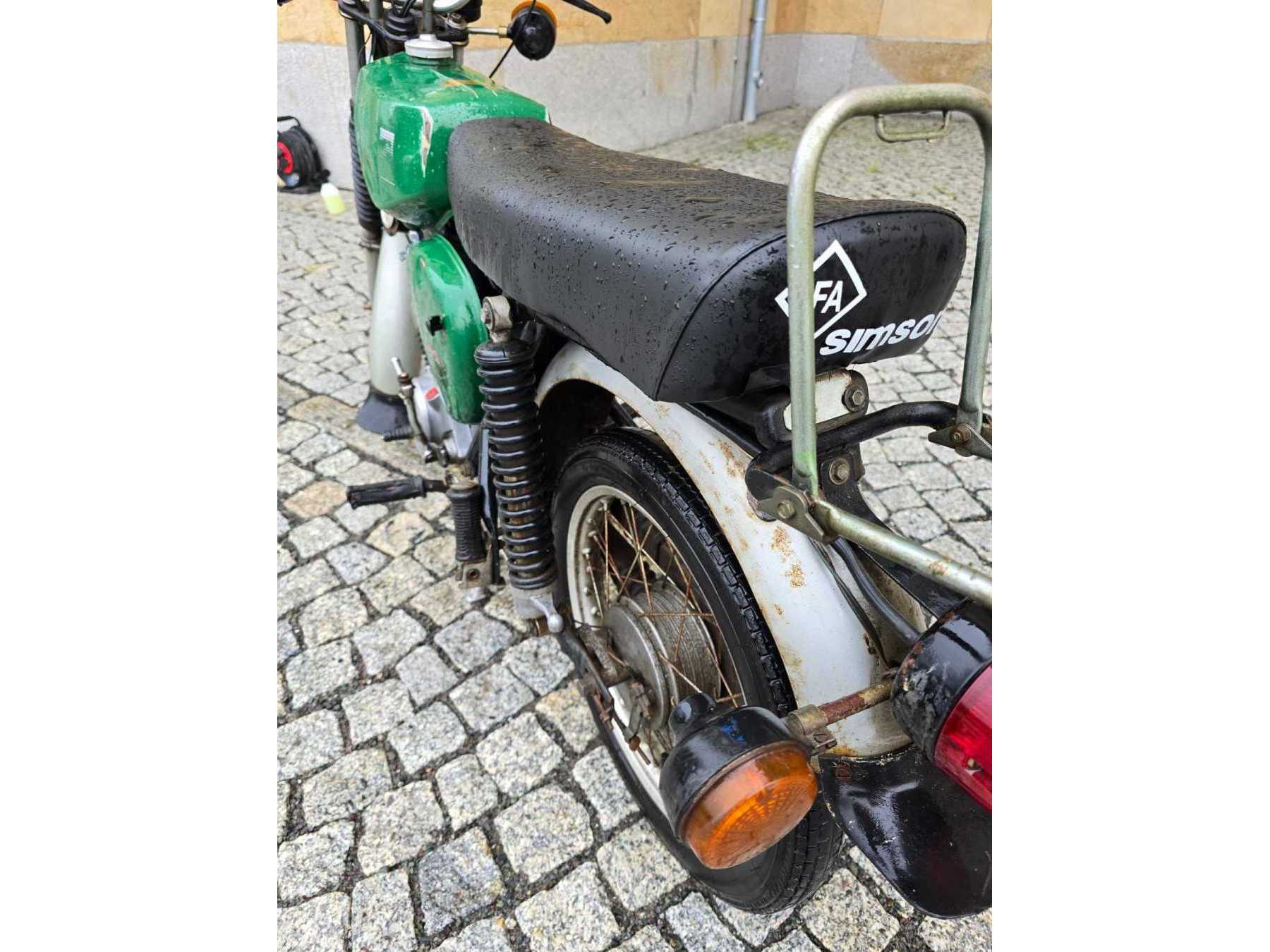 hinten seitlich