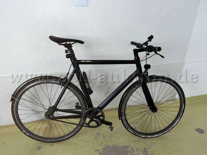 Reflektierendes Logo (bei Blitzlicht aufgenommen)