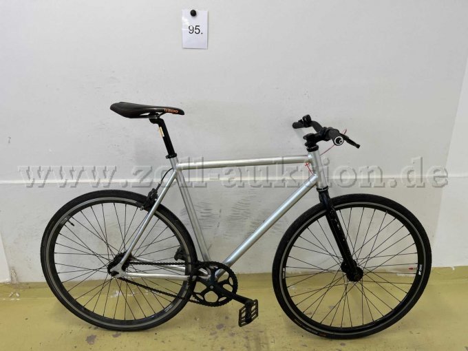 Singlespeed-Rad von einer unbekannten Marke, rechts