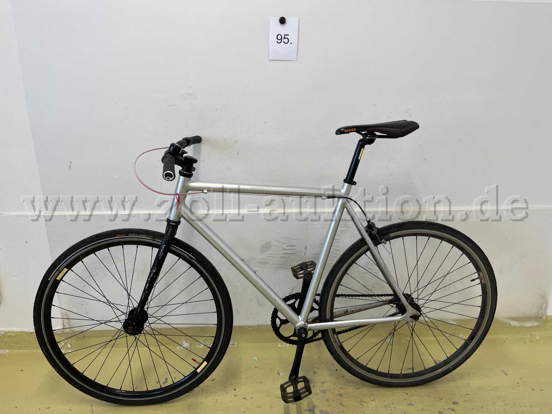 Singlespeed-Rad von einer unbekannten Marke, links