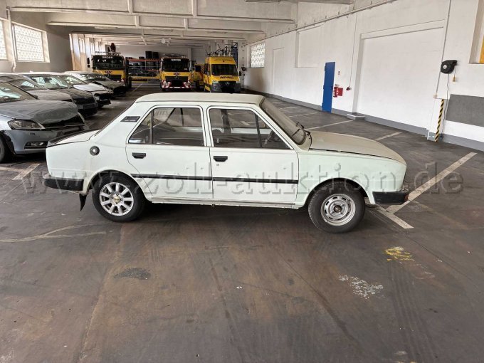 Ansicht Beifahrerseite, Kotflügel wurde offensichtlich ausgetauscht, (Motorhaube ist nicht eingerastet, lässt sich aber schließen)