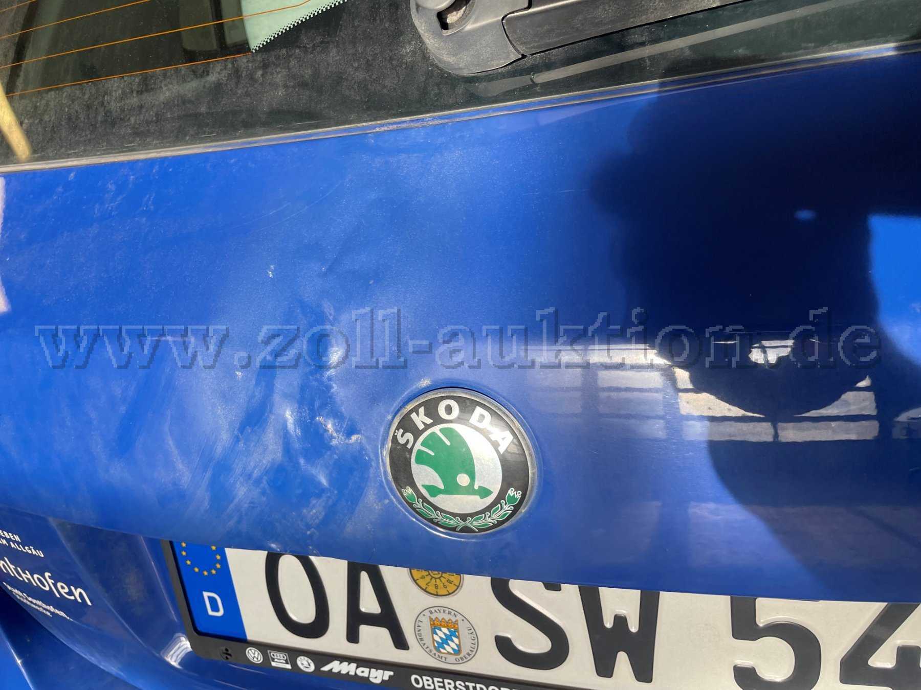 Provisorisch reparierter Unfallschaden Heckfalle