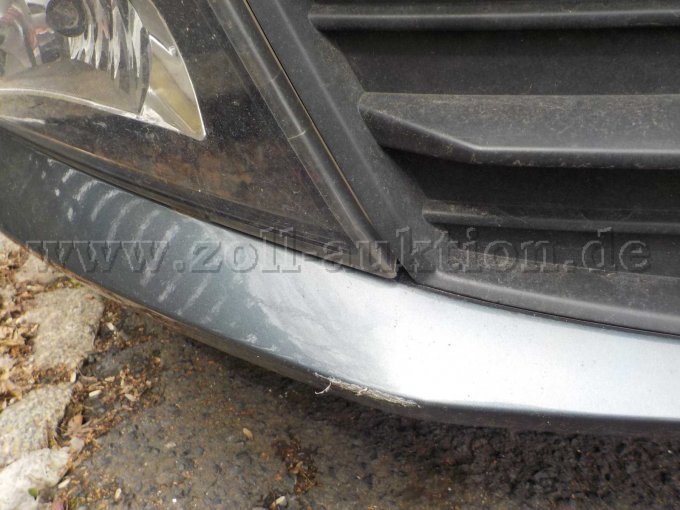Detailbild Schramme an Lippe des Stoßfängers