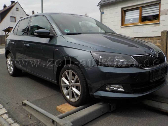 Front und Seitenansicht Pkw