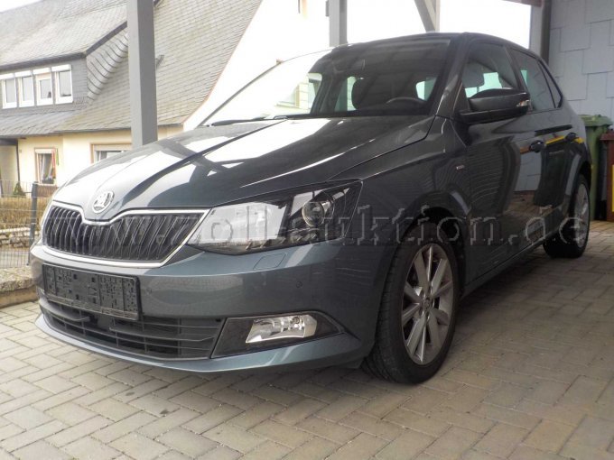 Front und Seitenansicht Pkw