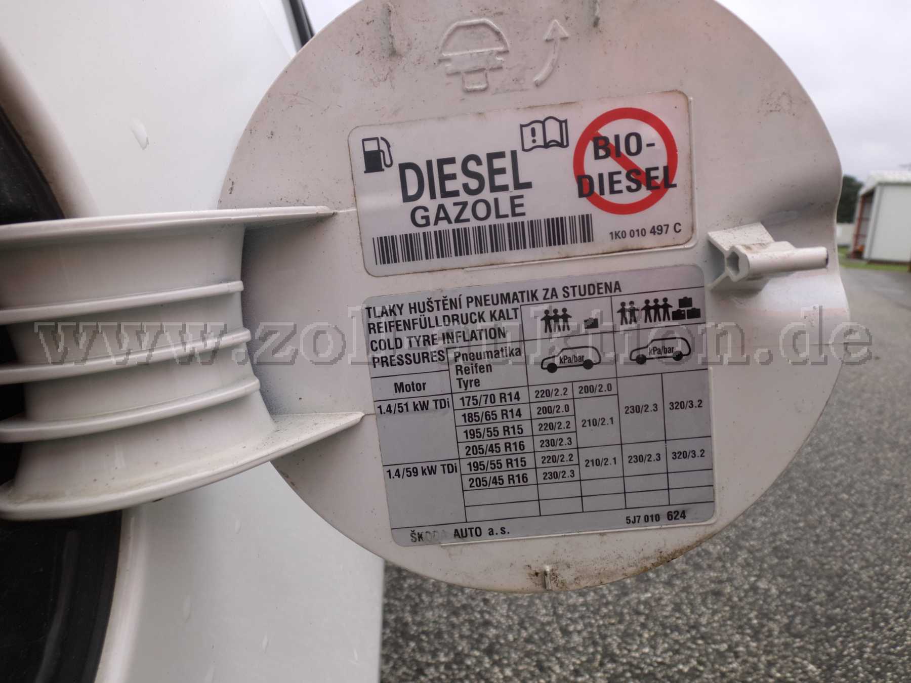 Tankdeckel mit Betriebsstoffbe-zeichnung
