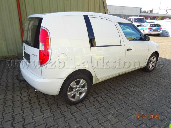 seitlich rechts hinten