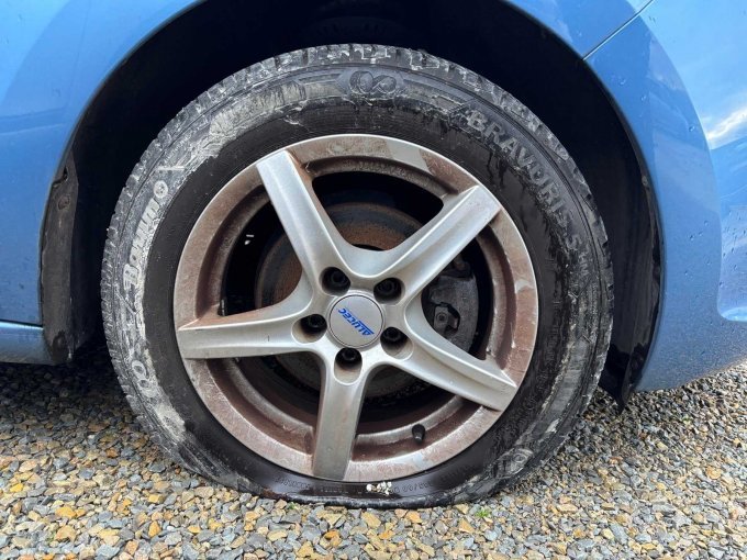 vorderer rechter Reifen drucklos