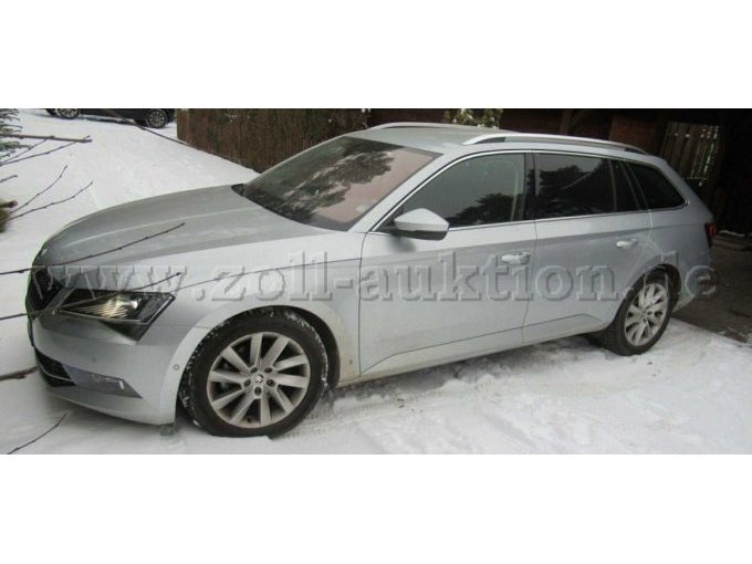 Fahrzeug diagonal von links