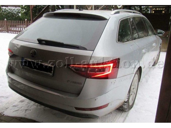 Fahrzeug diagonal von hinten