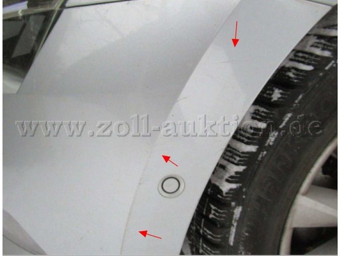 Stoßfänger vorne links geringfügig verschrammt