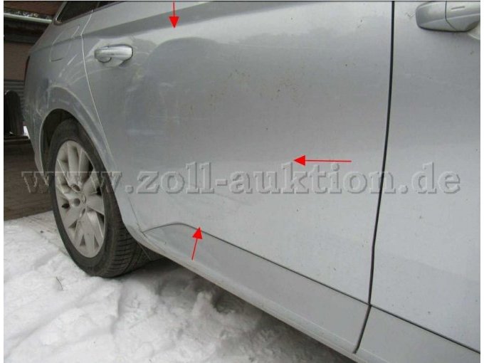 Tür hinten rechts großflächig eingedrückt