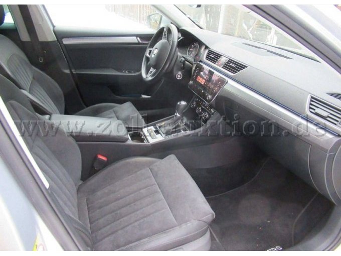 Innenraum durch Beifahrertür