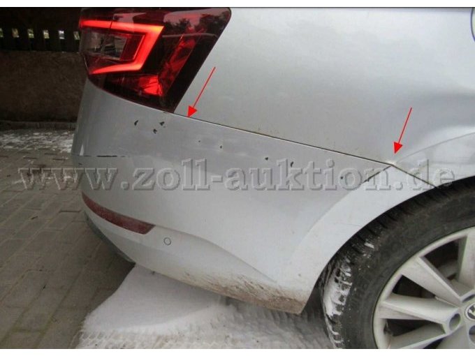 Stoßfänger hinten rechts verschrammt und verformt