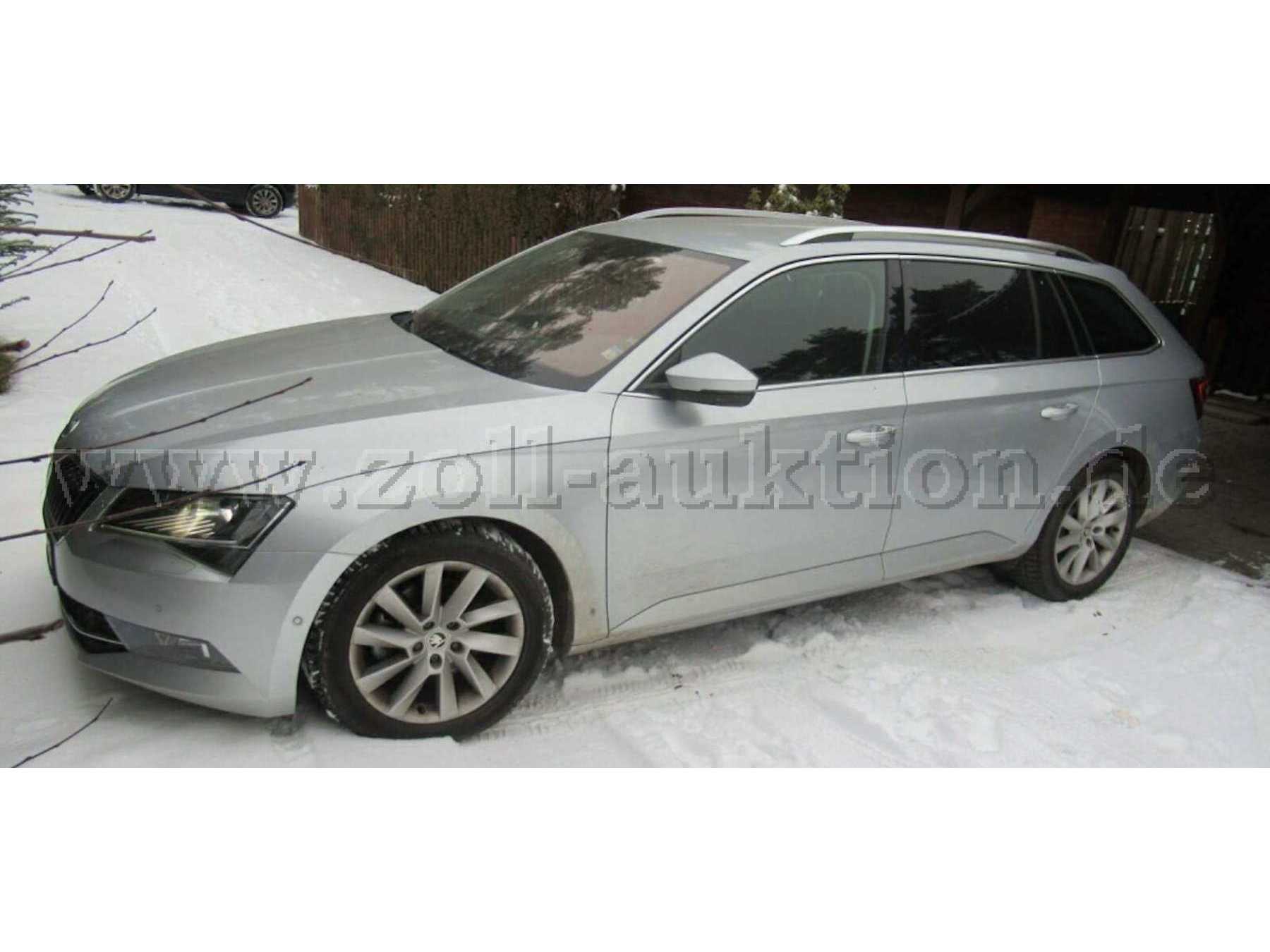 Fahrzeug diagonal von links