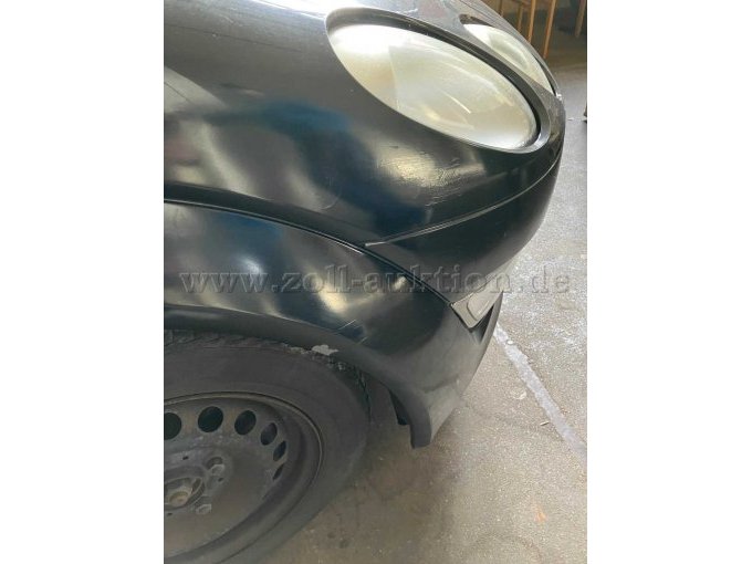 nicht sachgerechte Lackierung und Kratzer mit Lackabplatzer am Kotflügel rechts