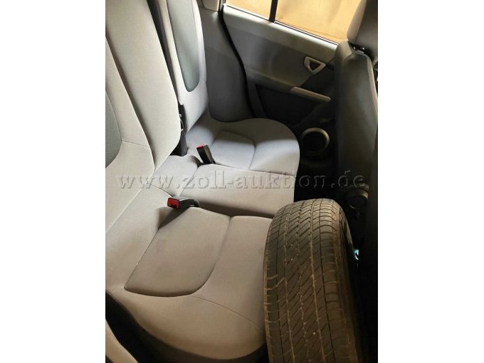 Innenraum hinten mit Ersatzreifen