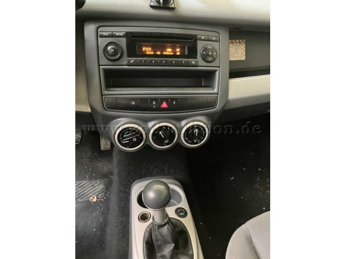 Mittelkonsole mit Radio und 5-Gang-Schaltung