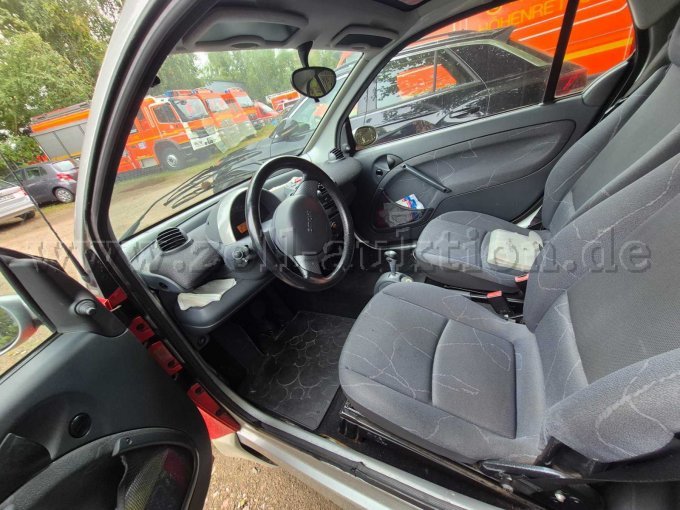 Ansicht durch die geöffnete Fahrertür