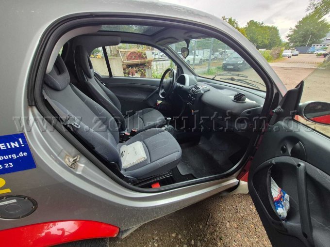 Ansicht durch die geöffnete Beiahrertür