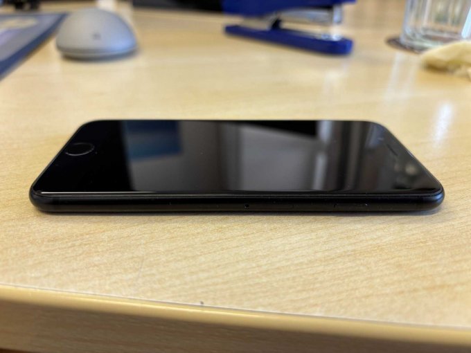 iPhone aus der Sicht von rechts, keine Beschädigungen.