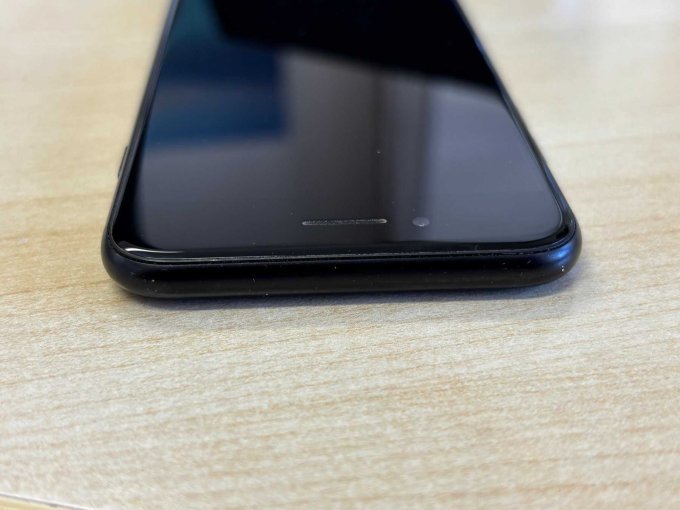 iPhone oben. Keine Beschädigung.