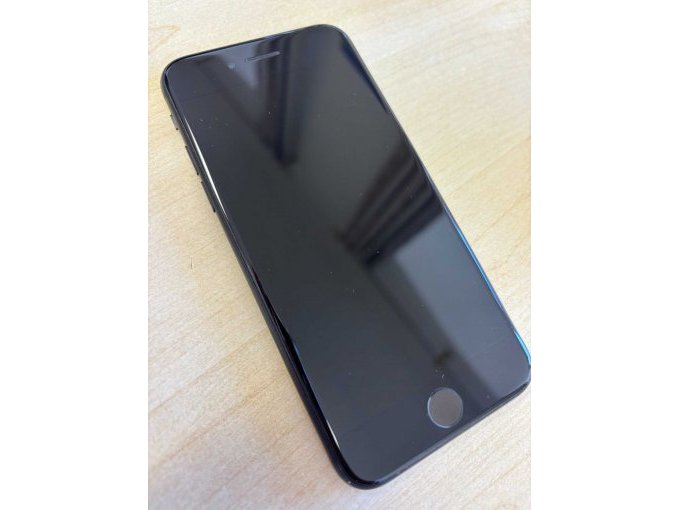 Blick auf das iPhone seitlich von oben. Hier kann man gut erkennen, dass das Display keine Kratzer hat.