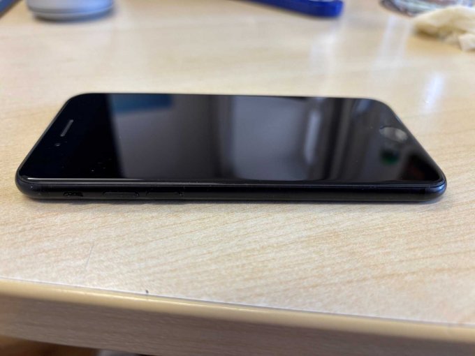 iPhone aus der Sicht von links. Keine Beschädigung.