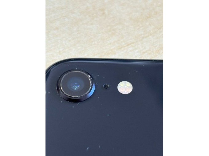 Blick auf die rückseitige Kamera. Am Linsenrand ist etwas der Lack ab, das Linsenglas ist aber unbeschädigt. Bei den weißen Spuren handelt es sich um Staubreste.