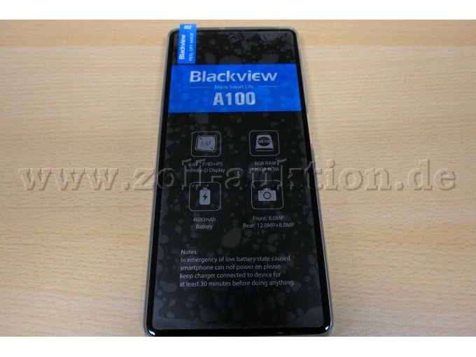 Detailaufnahme Display mit Folie des Herstellers