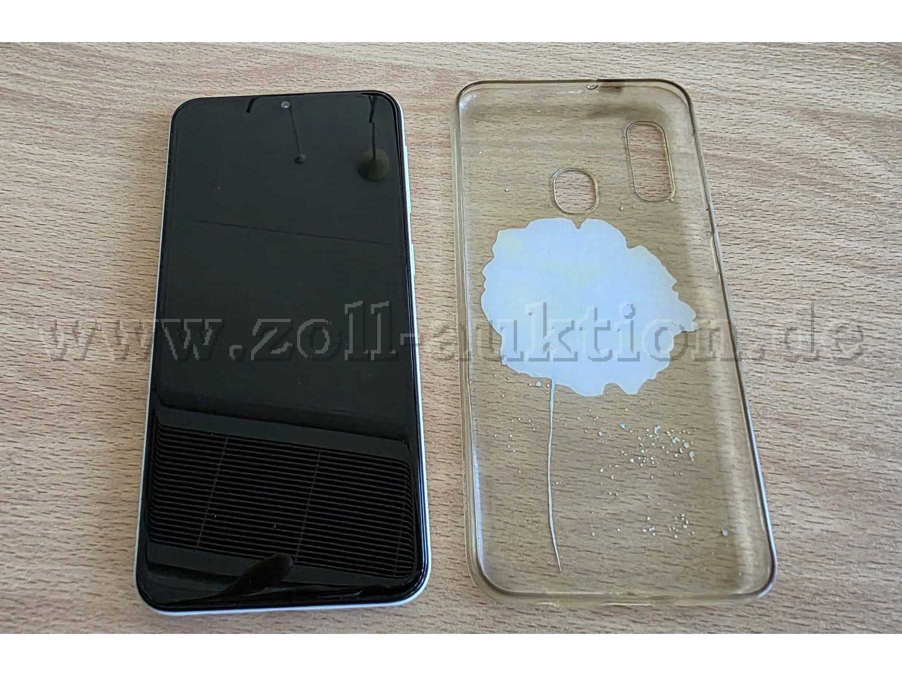 Samsung Galaxy A20e - Vorderseite - Display aus inklusive Hülle