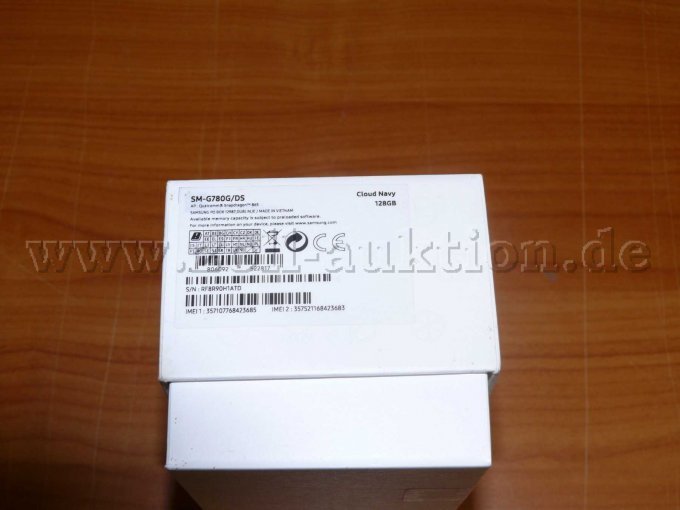 Blick auf die schmale Seite der Verpackung mit den Produktbeschreibungen des Herstellers