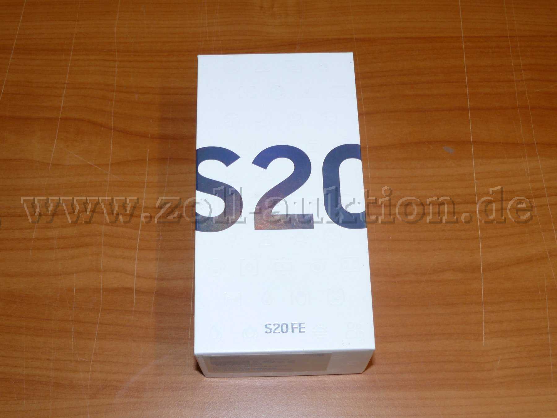 Blick auf die obere Seite der Verpackung mit der Modellbezeichnung des Herstellers (S20 - S20FE)