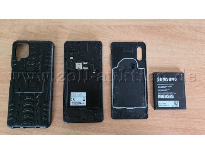 XCover Pro - Rückseite inklusive Akku und Hülle