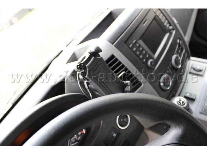 Diverse Bohrlöcher im Cockpit durch Demontage der Funktechnik