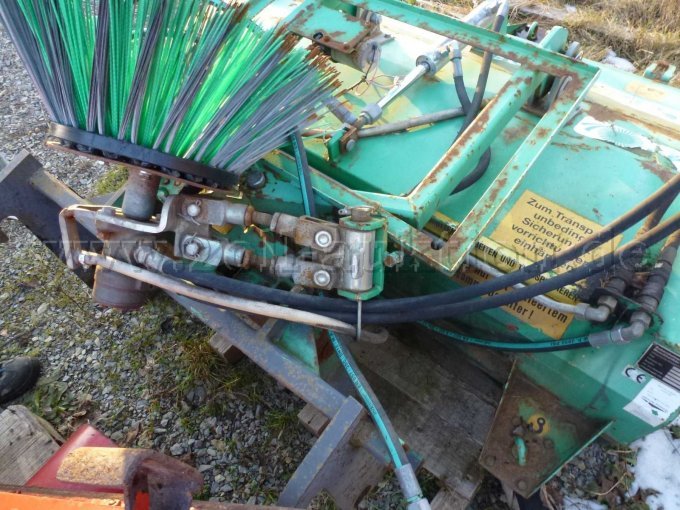 Teilansicht mit Besen