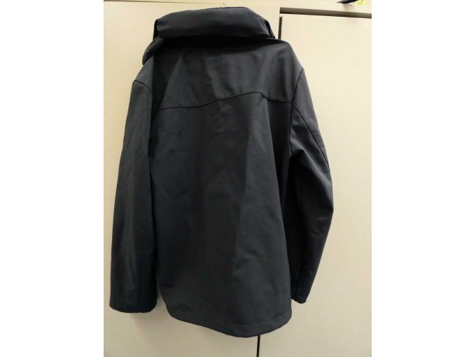 Globetrotter Softshell-Jacke für Herren_ Rückansicht mit eingerollter Kapuze in den Stehkragen