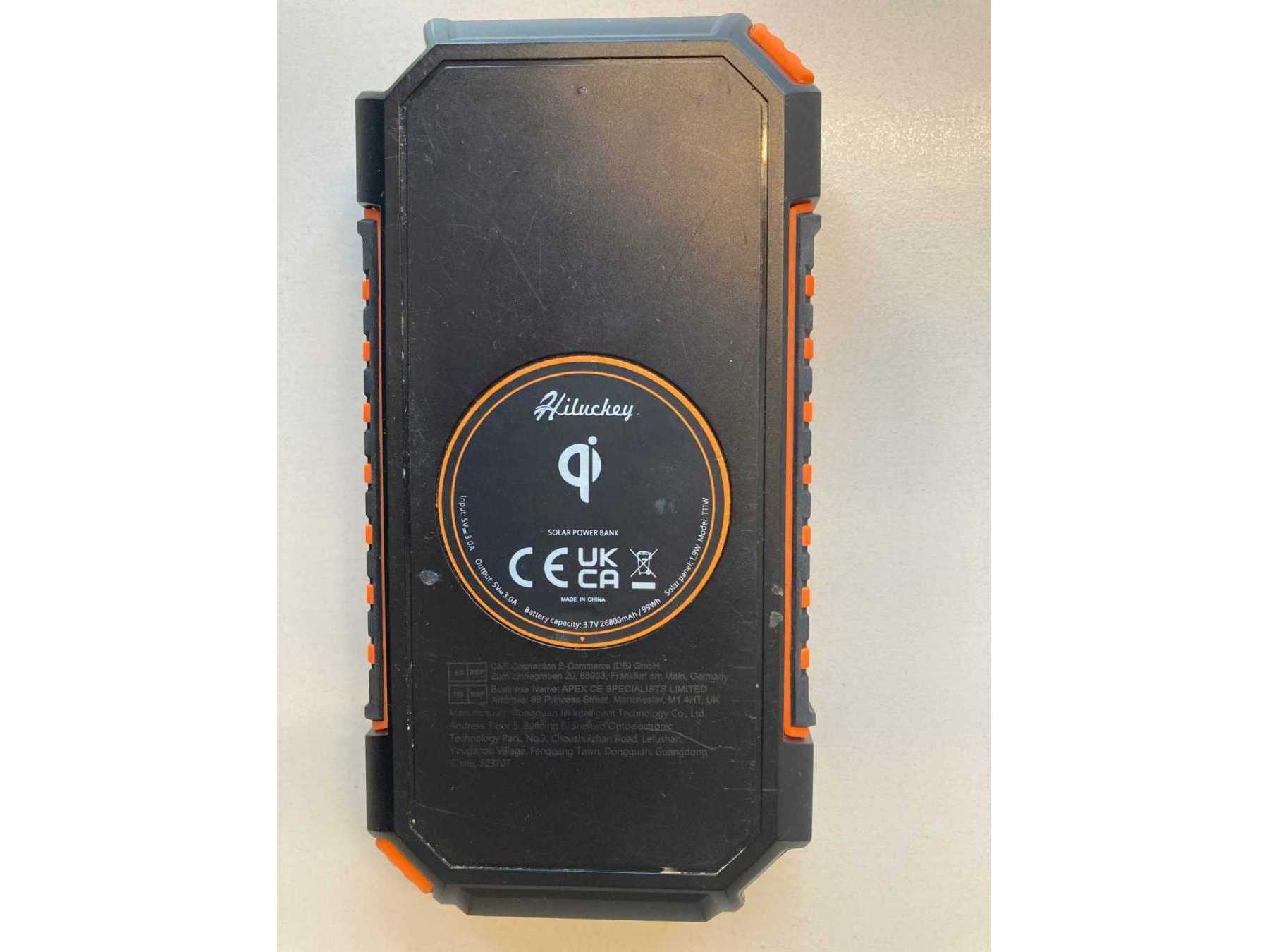 Powerbank mit CE-Zeichen und drahtlos-Ladevorrichtung von Endgeräten, leichte Kratzer erkennbar
