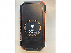 Powerbank mit CE-Zeichen und drahtlos-Ladevorrichtung von Endgeräten, leichte Kratzer erkennbar