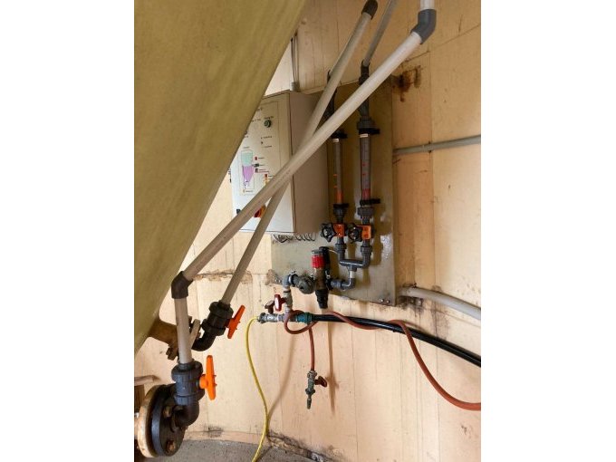 Innenraum mit Schaltschrank und Leitungen