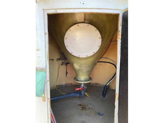 Innenraum mit Öffnung - Mannloch