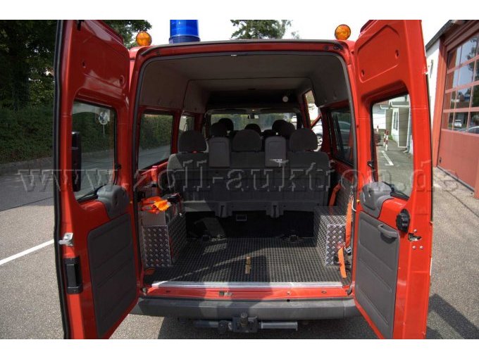 Fahrzeug Totale, hintere Ansicht, Kofferraum offen