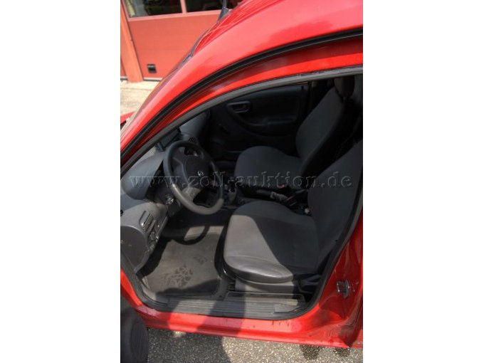 Foto durch offene Fahrertür, Fahrzeuginnenraum