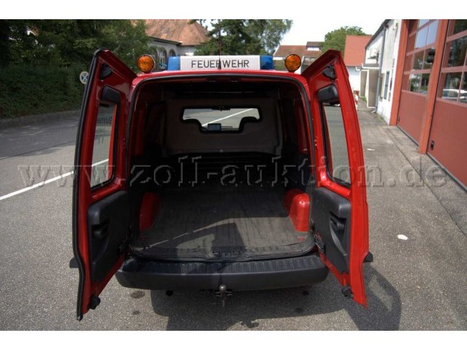 Fahrzeug Totale, hintere Ansicht, offener Kofferraum